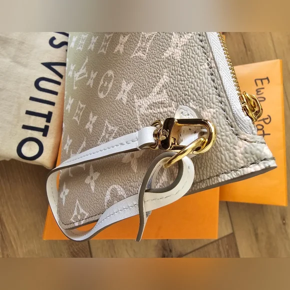 Louis Vuitton Neverfull pouch spring by the city sunset khaki kaki - Picture 3 of 10